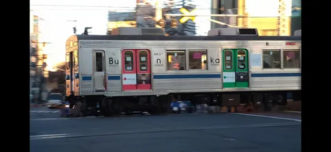 夕暮れのBunkamuraラッピング電車