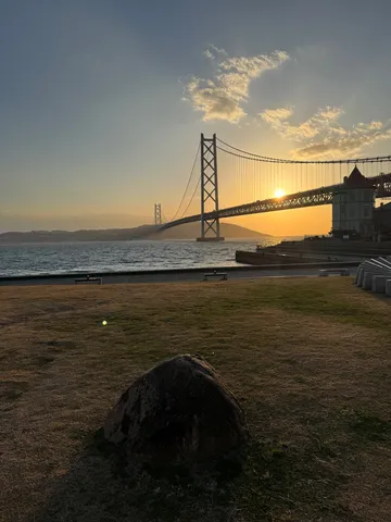 海と空、輝く架け橋