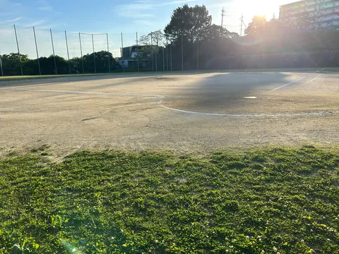 夕暮れの練習場、静寂のグラウンド