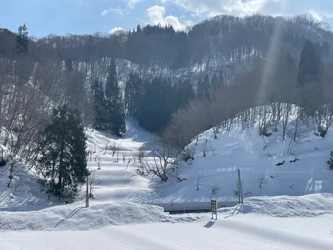 冬の光が差す雪景色