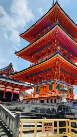 朱色の塔、空に映える
