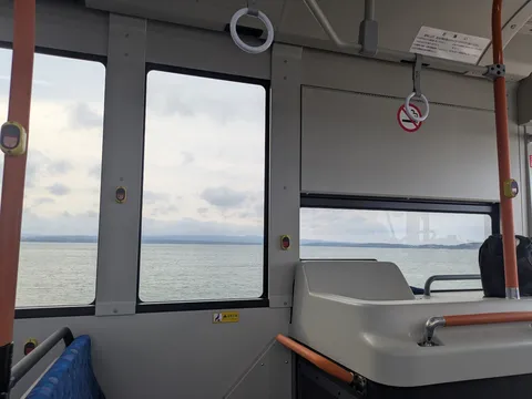 海を見つめる車内風景