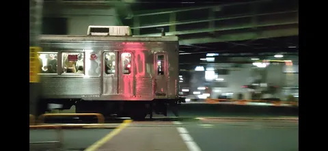 光を纏う夜の電車