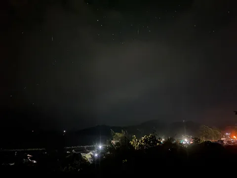 夜空と静かな町の灯り