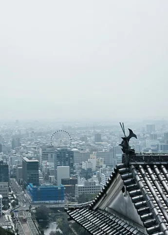 古都の空と摩天楼