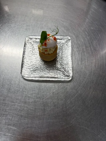 輝く銀盤の上の小さな美食