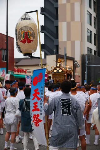 祭りの装束と熱気