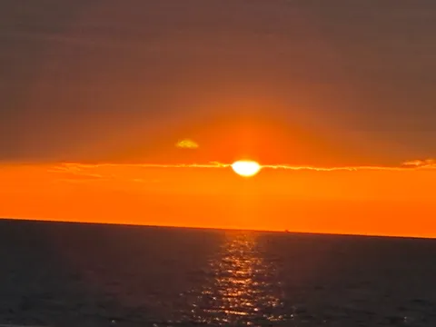沈む太陽と海の縁