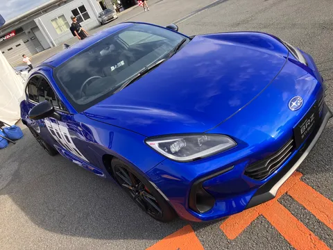 STI Sportの躍動感、蓝色の輝き
