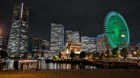 夜景に浮かぶ緑の観覧車