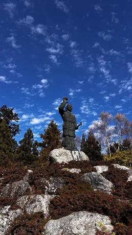 空に向かって万歳！ statues