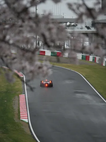 雨粒と桜、そして疾走するレーシングカー