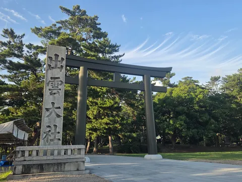 樹影と鳥居の静寂