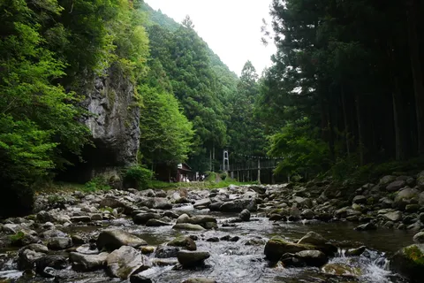 渓谷に架かる橋、時の流れ