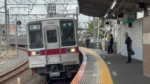 雨上がりの駅、旅立ちの予感