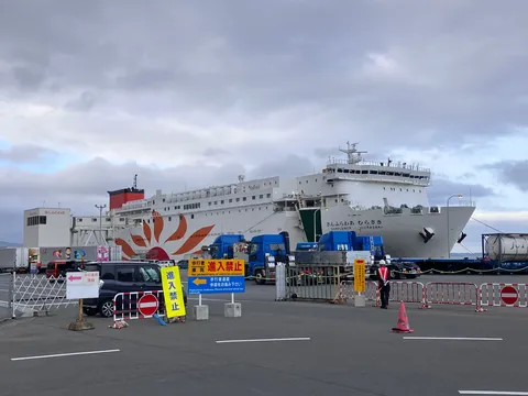 巨大フェリーと港の風景