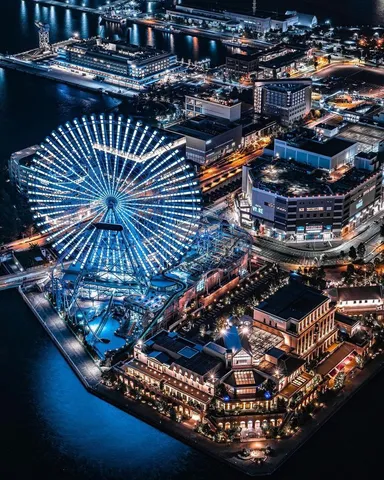 夜空に咲く観覧車と街の灯