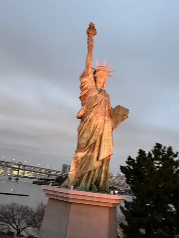 夜景に映る自由の像