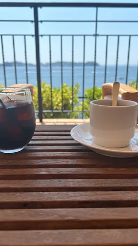 海辺のテラスで、ひとときの休息