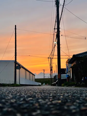 夕暮れ路地の電線美