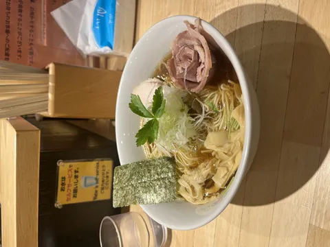 彩り鮮やかな具材が目を引く一杯
