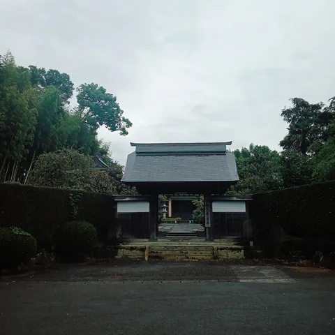 静かな院の門と石段