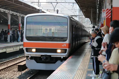 駅の日常、列車の静かなる装い