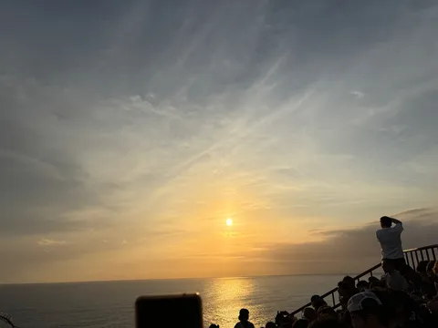 夕陽と階段の群像