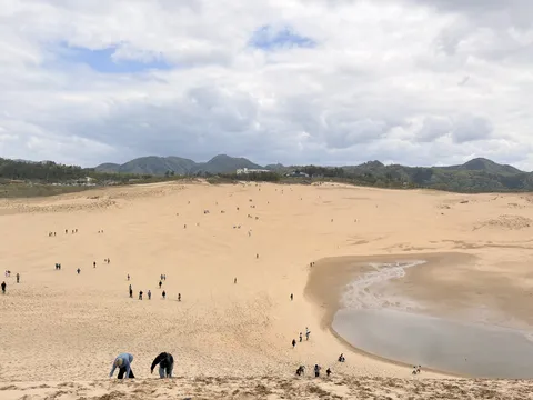 砂の斜面と格闘中！