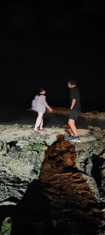 闇夜の海岸、不思議な二人