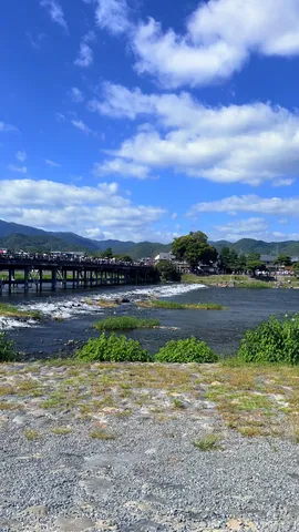 水辺の架け橋と青空