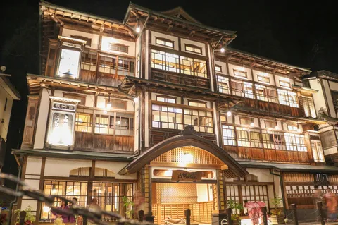 古き旅館の夜の灯り