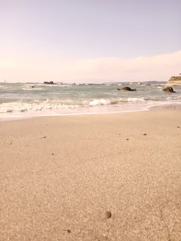 波と砂浜の静かな時間