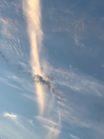 空に伸びる光の筋