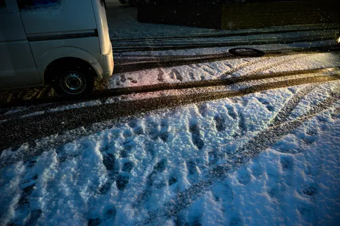 静寂の雪、光の軌跡
