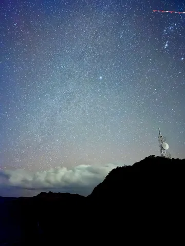 星降る夜の通信塔