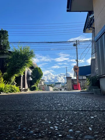 青空へ誘う道