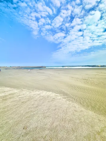 広がる砂浜と青い空
