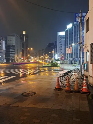 雨上がりの街、静かな夜