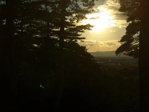 森影に沈む夕陽の気配
