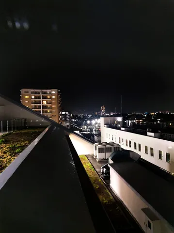 夜景に溶け込む都会の休息