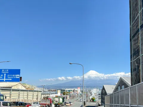街並みの向こうにそびえる富士