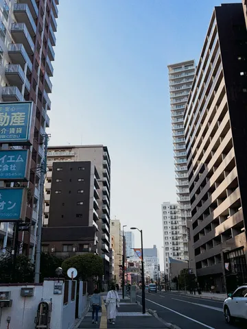 青空に映える都会のビル群