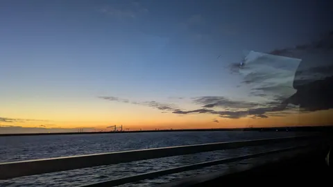 夕暮れ、水平線と工業地帯