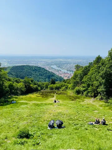 緑の斜面、街並みと空