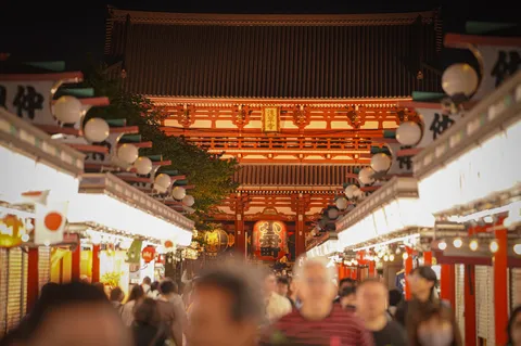 賑わいの夜、灯りの参道