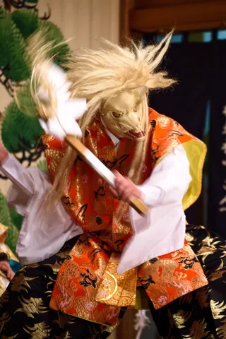迫力の面と鮮やかな衣装の舞