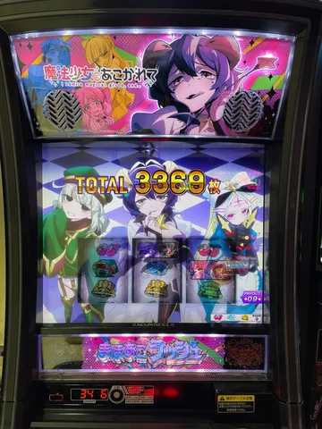 色と光の賑わいを映す