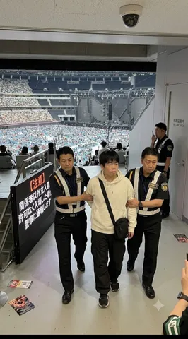 観客席への道