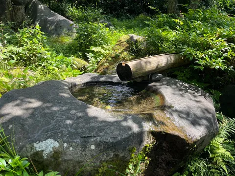 竹筒から流れ落ちる、癒やしの水音